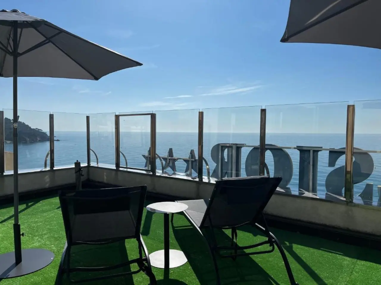 Zona chill out en la azotea con sillas frente al Mediterráneo