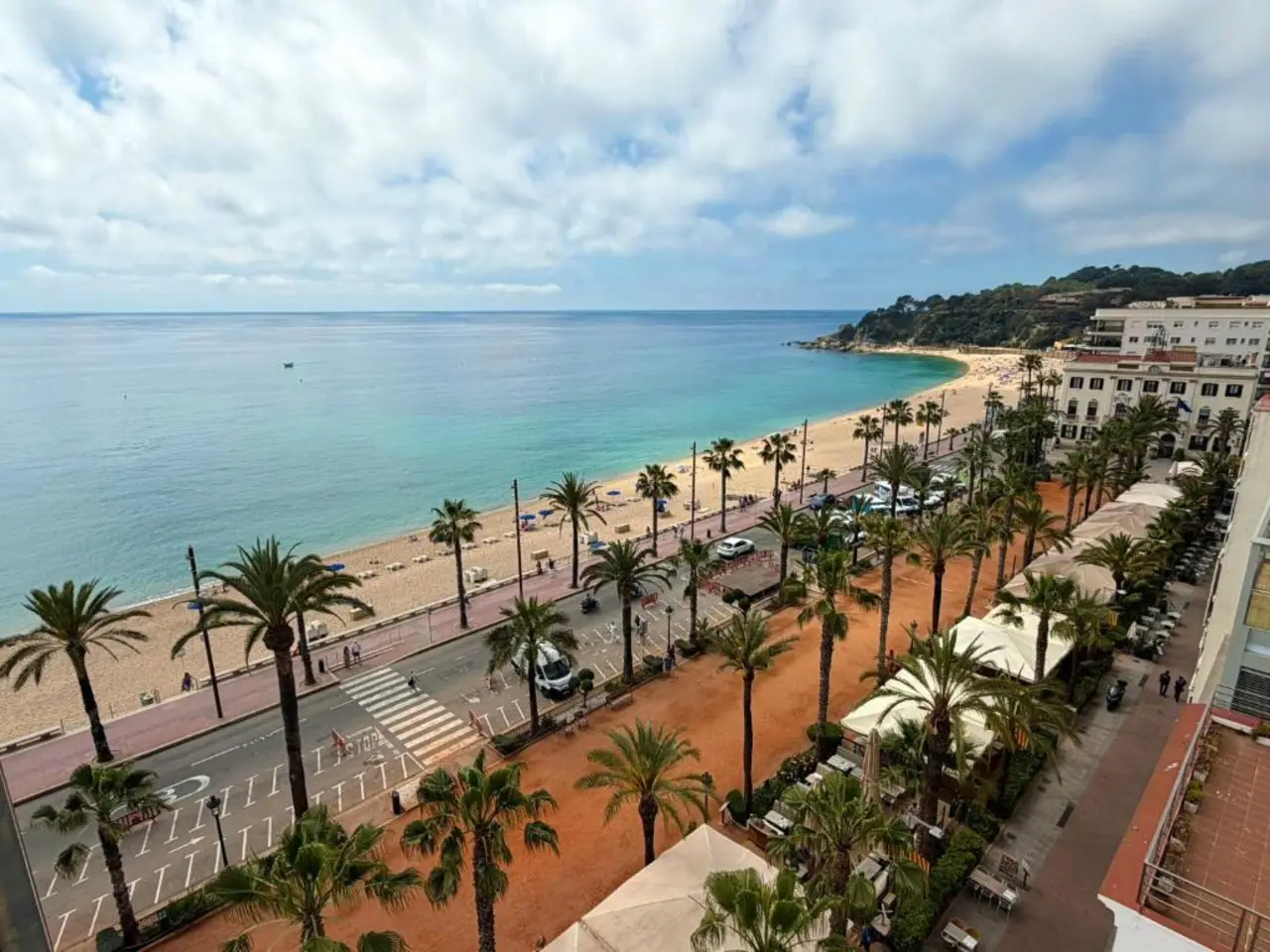 Vista panorámica de la playa y el paseo de Lloret de Mar